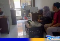 Caption: korban pelecehan oknum kepsek didampingi suaminya, saat di ruang penyidik Unit PPA Satreskrim Polres Sampang, (dok. regamedianews). 