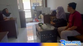 Caption: korban pelecehan oknum kepsek didampingi suaminya, saat di ruang penyidik Unit PPA Satreskrim Polres Sampang, (dok. regamedianews). 