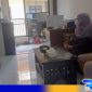 Caption: korban pelecehan oknum kepsek didampingi suaminya, saat di ruang penyidik Unit PPA Satreskrim Polres Sampang, (dok. regamedianews). 