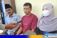 Caption: pembina GKS saat dampingi suami dari salah satu korban pelecehan oknum kepsek , di Mapolres Sampang, (dok. regamedianews). 
