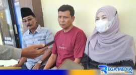 Caption: pembina GKS saat dampingi suami dari salah satu korban pelecehan oknum kepsek , di Mapolres Sampang, (dok. regamedianews). 