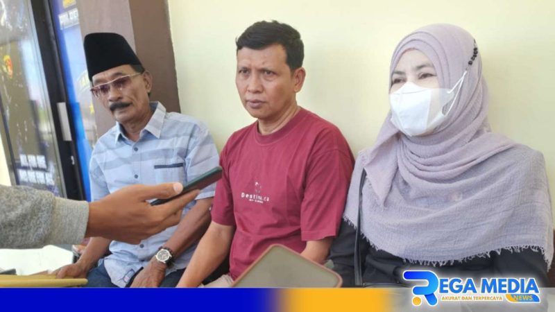 Caption: pembina GKS saat dampingi suami dari salah satu korban pelecehan oknum kepsek , di Mapolres Sampang, (dok. regamedianews). 