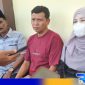Caption: pembina GKS saat dampingi suami dari salah satu korban pelecehan oknum kepsek , di Mapolres Sampang, (dok. regamedianews). 