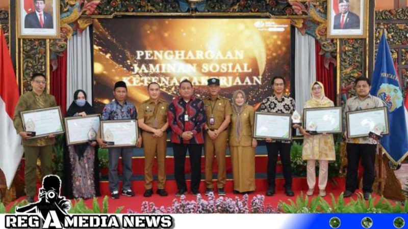 Caption: Kepala BPJAMSOSTEK Madura pose bersama dengan PJ Bupati Bangkalan, (dok. regamedianews). 