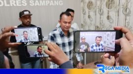 Caption: Kasat Reskrim Polres Sampang didampingi Kanit dan Penyidik Unit PPA, saat diwawancara awak media, (dok. regamedianews). 