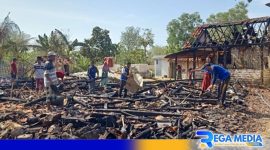 Caption: sejumlah warga tampak membantu mengevakuasi sisa puing-puing rumah yang hangus terbakar, (dok. regamedianews). 