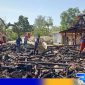 Caption: sejumlah warga tampak membantu mengevakuasi sisa puing-puing rumah yang hangus terbakar, (dok. regamedianews). 