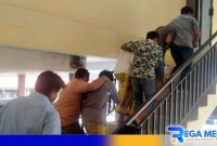 Caption: anggota Reskoba gelandang tiga pelaku narkoba ke Mapolres Sampang, (dok. regamedianews). 