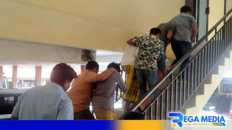 Caption: anggota Reskoba gelandang tiga pelaku narkoba ke Mapolres Sampang, (dok. regamedianews). 