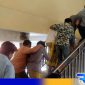 Caption: anggota Reskoba gelandang tiga pelaku narkoba ke Mapolres Sampang, (dok. regamedianews). 