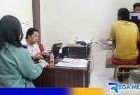 Caption: tersangka MS dan korban aplikasi michat saat dimintai keterangan petugas Unit PPA Satreskrim Polres Sampang, (dok. regamedianews). 