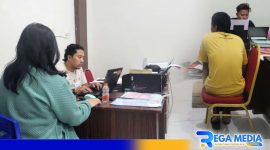 Caption: tersangka MS dan korban aplikasi michat saat dimintai keterangan petugas Unit PPA Satreskrim Polres Sampang, (dok. regamedianews). 