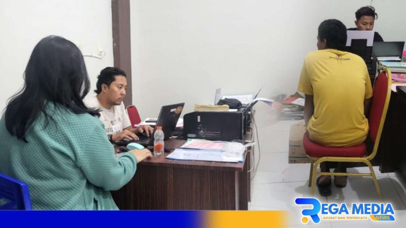 Caption: tersangka MS dan korban aplikasi michat saat dimintai keterangan petugas Unit PPA Satreskrim Polres Sampang, (dok. regamedianews). 