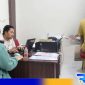 Caption: tersangka MS dan korban aplikasi michat saat dimintai keterangan petugas Unit PPA Satreskrim Polres Sampang, (dok. regamedianews). 