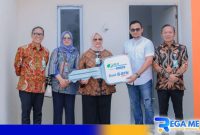 Caption: penyerahan kunci rumah secara simbolis, dalam peresmian rumah pekerja yang terdaftar sebagai peserta BPJS Ketenagakerjaan, (foto istimewa). 