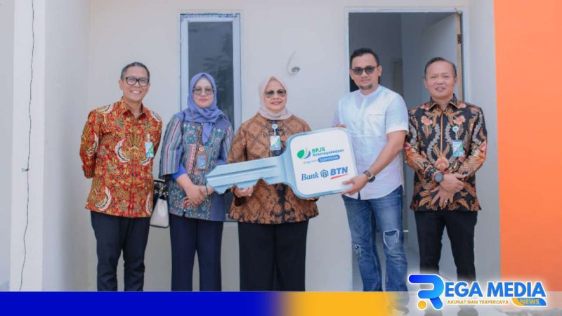 Caption: penyerahan kunci rumah secara simbolis, dalam peresmian rumah pekerja yang terdaftar sebagai peserta BPJS Ketenagakerjaan, (foto istimewa). 