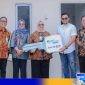 Caption: penyerahan kunci rumah secara simbolis, dalam peresmian rumah pekerja yang terdaftar sebagai peserta BPJS Ketenagakerjaan, (foto istimewa). 