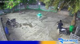 Caption: hasil camera cctv, tampak pelaku dengan santai mendorong motor curiannya, (dok. regamedianews). 