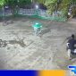 Caption: hasil camera cctv, tampak pelaku dengan santai mendorong motor curiannya, (dok. regamedianews). 