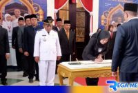 Caption: simbolis penandatanganan SK mutasi 33 pejabat Pemkab Sampang, (dok. regamedianews). 