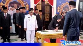 Caption: simbolis penandatanganan SK mutasi 33 pejabat Pemkab Sampang, (dok. regamedianews). 