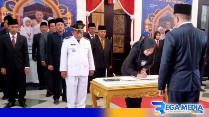 Caption: simbolis penandatanganan SK mutasi 33 pejabat Pemkab Sampang, (dok. regamedianews). 