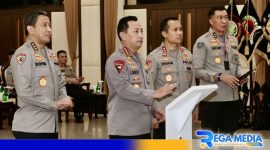 Caption: Kapolri didampingi sejumlah pejabat utama Mabes Polri, (dok. Humas Polri). 