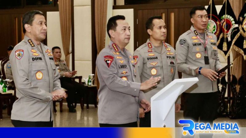 Caption: Kapolri didampingi sejumlah pejabat utama Mabes Polri, (dok. Humas Polri). 