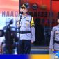 Caption: Kadiv Humas Polri Irjen Pol Sandi Nugroho, saat pimpin upacara gelar pasukan kesiapsiagaan Operasi Lilin 2023, (dok. regamedianews). 