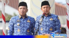 Caption: Bupati didampingi Wabup Sampang saat menyampaikan sambutannya dalam apel HUT Korpri ke-52, (dok. Prokopim Pemkab Sampang). 