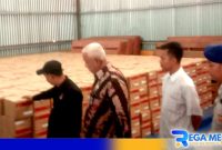 Caption: Komisioner KPUD Bangkalan didampingi pihak kepolisian saat cek surat suara DPD di Gudang Bulog, (dok. regamedianews). 