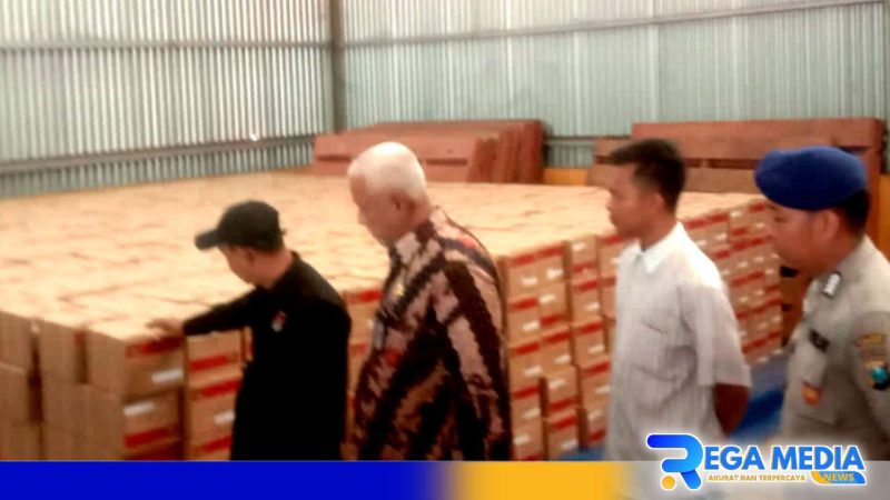 Caption: Komisioner KPUD Bangkalan didampingi pihak kepolisian saat cek surat suara DPD di Gudang Bulog, (dok. regamedianews). 