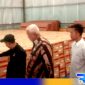 Caption: Komisioner KPUD Bangkalan didampingi pihak kepolisian saat cek surat suara DPD di Gudang Bulog, (dok. regamedianews). 