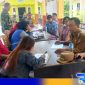 Caption: para pemilik tempat hiburan malam saat diberikan pembinaan dan menandatangani surat pernyataan, (dok. regamedianews). 