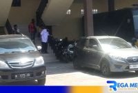 Caption: oknum kepsek terlapor dugaan pelecehan guru tampak turun dari ruang Satreskrim Polres Sampang, (dok. regamedianews). 