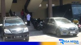 Caption: oknum kepsek terlapor dugaan pelecehan guru tampak turun dari ruang Satreskrim Polres Sampang, (dok. regamedianews). 