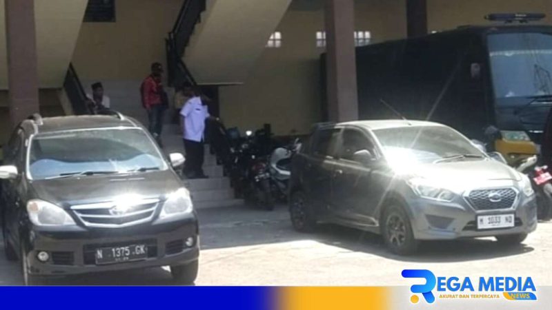 Caption: oknum kepsek terlapor dugaan pelecehan guru tampak turun dari ruang Satreskrim Polres Sampang, (dok. regamedianews). 