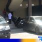Caption: oknum kepsek terlapor dugaan pelecehan guru tampak turun dari ruang Satreskrim Polres Sampang, (dok. regamedianews). 