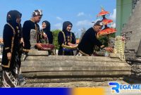 Caption: Bupati Sampang H.Slamet Junaidi didampi Wabup H.Abdullah Hidayat ziarah dan tabur bunga ke makam Rato Ebuh, (dok. Prokopim Pemkab Sampang). 