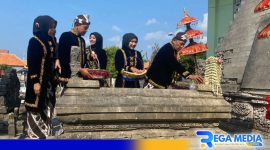 Caption: Bupati Sampang H.Slamet Junaidi didampi Wabup H.Abdullah Hidayat ziarah dan tabur bunga ke makam Rato Ebuh, (dok. Prokopim Pemkab Sampang). 