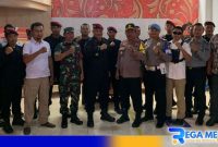 Caption: Kalapas Arjasa Kelas III Sumenep, pose bersama dengan personel serta Kapolsek dan Danramil Kangean, (dok. regamedianews). 