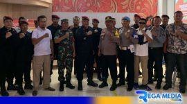 Caption: Kalapas Arjasa Kelas III Sumenep, pose bersama dengan personel serta Kapolsek dan Danramil Kangean, (dok. regamedianews). 