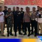 Caption: Kalapas Arjasa Kelas III Sumenep, pose bersama dengan personel serta Kapolsek dan Danramil Kangean, (dok. regamedianews). 