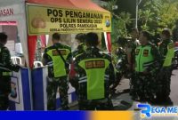 Caption: personel Kodim 0826 Pamekasaan patroli ke Pos Pengamanan saat perayaan Natal tahun 2023, (dok. regamedianews). 