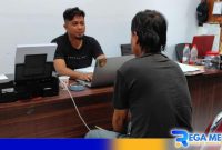Caption: inisial LM tersangka pembunuhan Rozak saat diinterogasi penyidik Satreskrim Polres Sampang, (dok. regamedianews). 