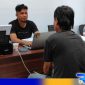 Caption: inisial LM tersangka pembunuhan Rozak saat diinterogasi penyidik Satreskrim Polres Sampang, (dok. regamedianews). 