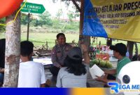 Caption: Aipda Liwail Amry saat memberikan edukasi di posko belajar presisi kepada pelajar yang tengah berekreasi, (dok. regamedianews). 