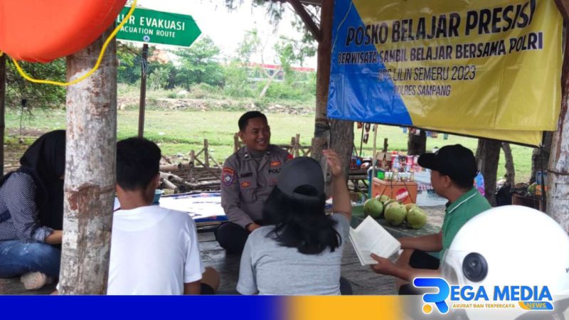 Caption: Aipda Liwail Amry saat memberikan edukasi di posko belajar presisi kepada pelajar yang tengah berekreasi, (dok. regamedianews). 