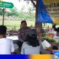 Caption: Aipda Liwail Amry saat memberikan edukasi di posko belajar presisi kepada pelajar yang tengah berekreasi, (dok. regamedianews). 