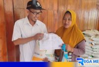 Caption: PJ Kepala Desa Rongdalam distribusikan langsung bantuan pangan nasional kepada keluarga penerima manfaat, (dok. regamedianews). 